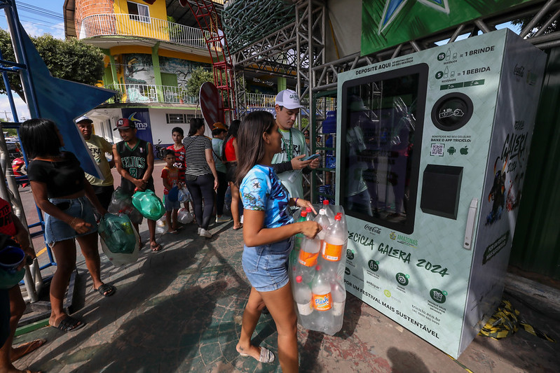 Torcedores de Caprichoso e Garantido participam de coleta seletiva durante o Festival de Parintins