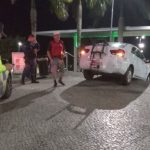 Táxi parado na escadaria do anfiteatro da Ponta Negra em Manaus, com agentes do IMMU no local
