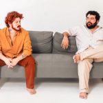 Atores Taciano Soares e Eric Lima em cena da peça “Ensaio de Despedida”, no Teatro Gebes Medeiros, em Manaus