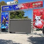 Telão instalado no Largo de São Sebastião para transmissão ao vivo do Festival de Parintins
