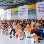 Prefeito David Almeida entrega título de terra a moradora indígena no Parque das Nações Indígenas, zona Norte de Manaus
