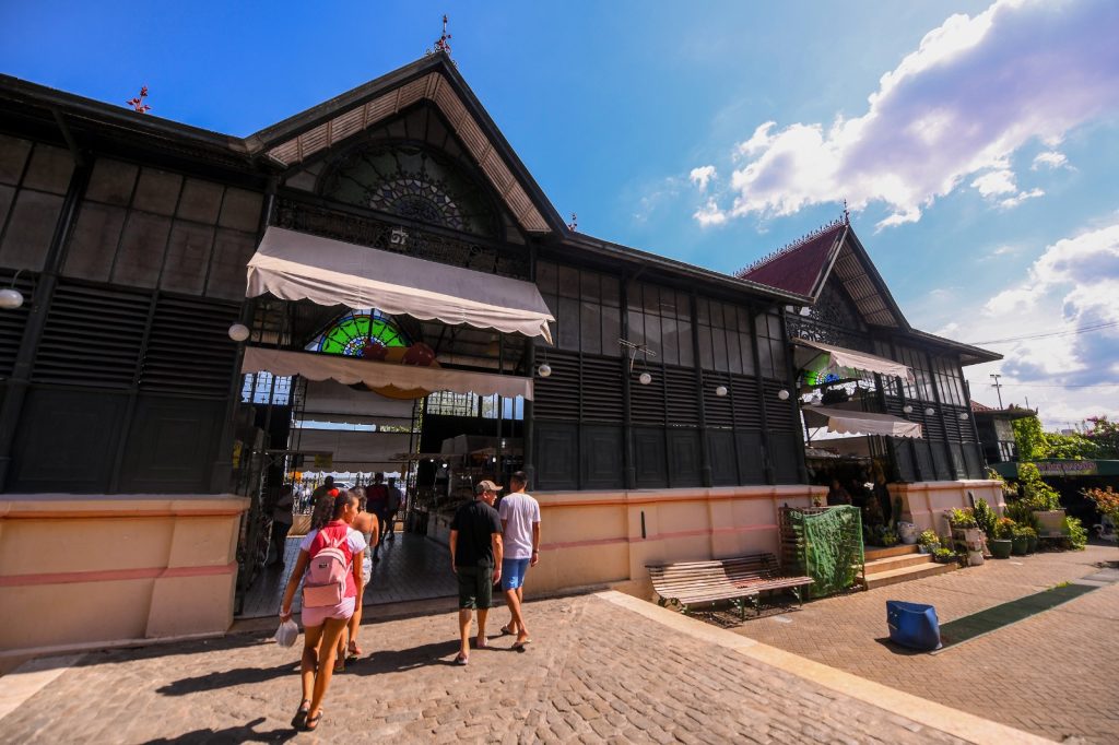 Turistas em passeio de barco no Amazonas, em meio à floresta tropical