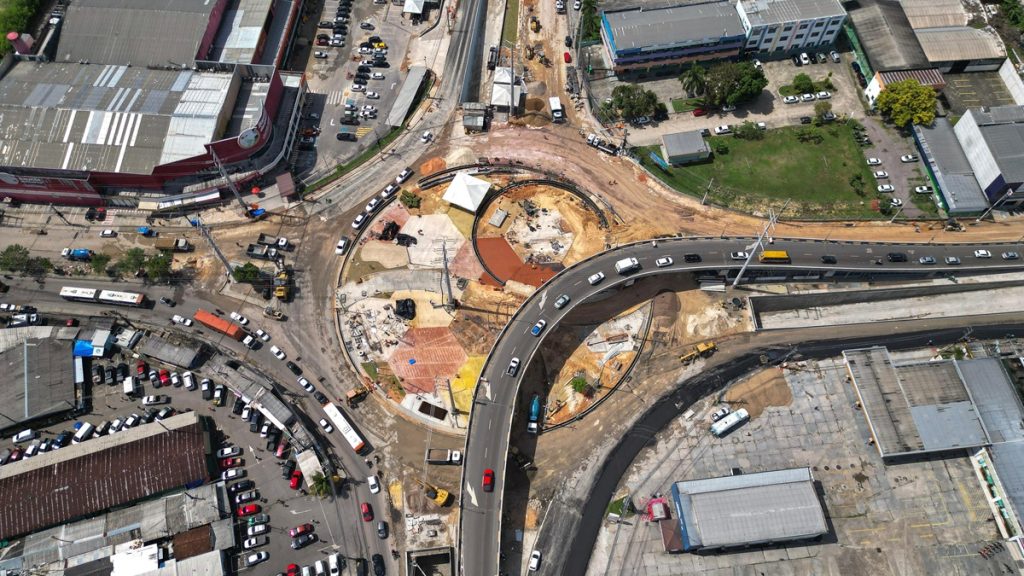 Prefeito de Manaus visita obras do complexo viário Rei Pelé na zona Leste