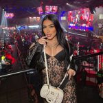 MC Mirella posa para foto e fala com seguidores sobre o orgulho de trabalhar com conteúdo adulto de forma legal e transparente.