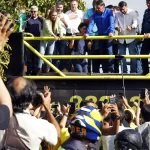 Bolsonaro participa de motociata em Brasília em cima de trio elétrico, durante evento paralelo ao Capital Moto Week