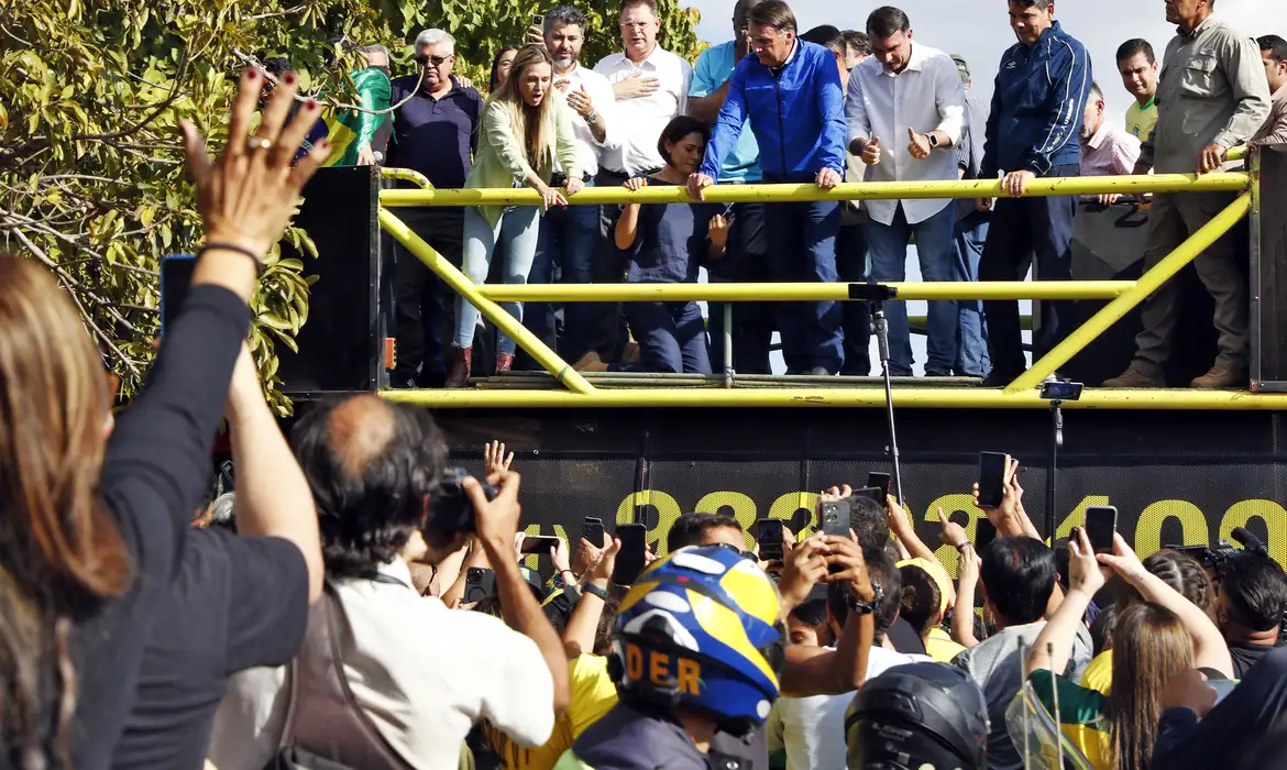 De tornozeleira, Bolsonaro participa de motociata em Brasília