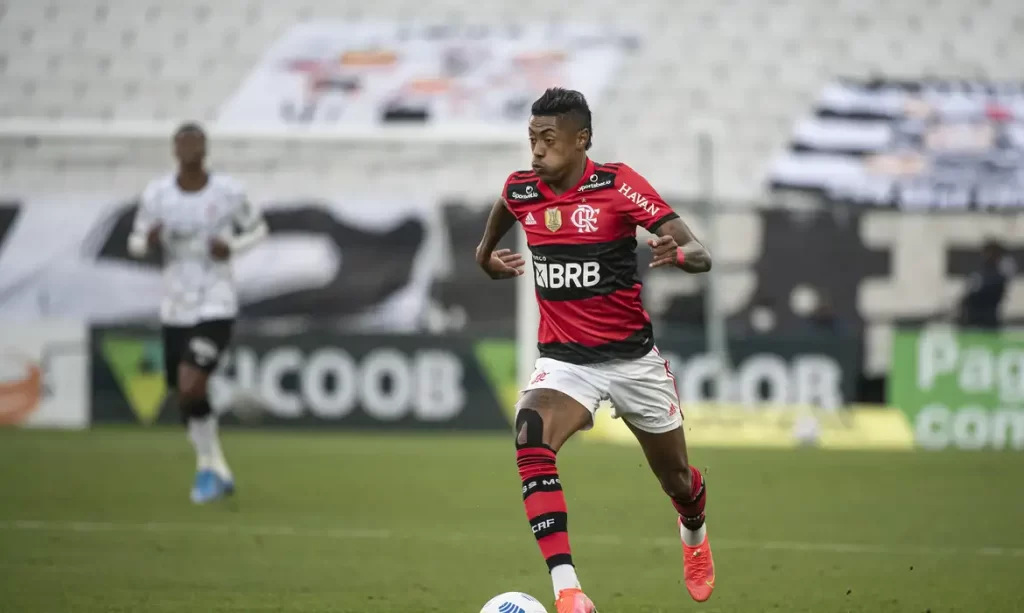 Bruno Henrique, atacante do Flamengo, em campo durante partida do Campeonato Brasileiro