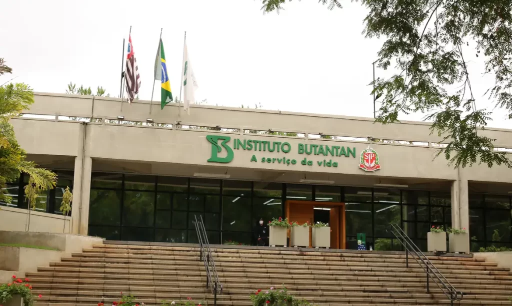 Frasco da vacina contra gripe aviária desenvolvida pelo Instituto Butantan
