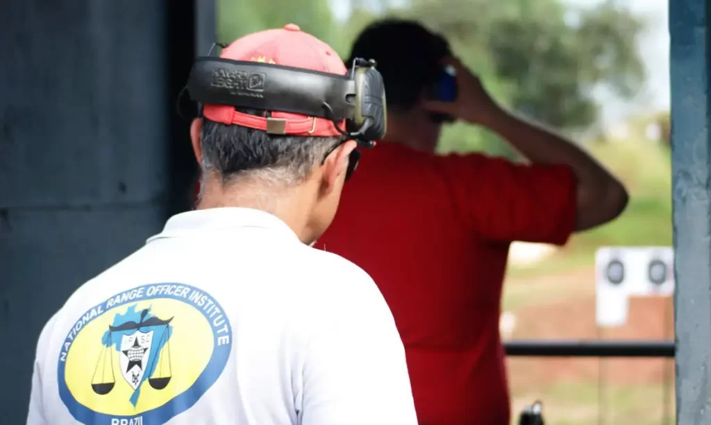 Agente da Polícia Federal em fiscalização de armas de CACs