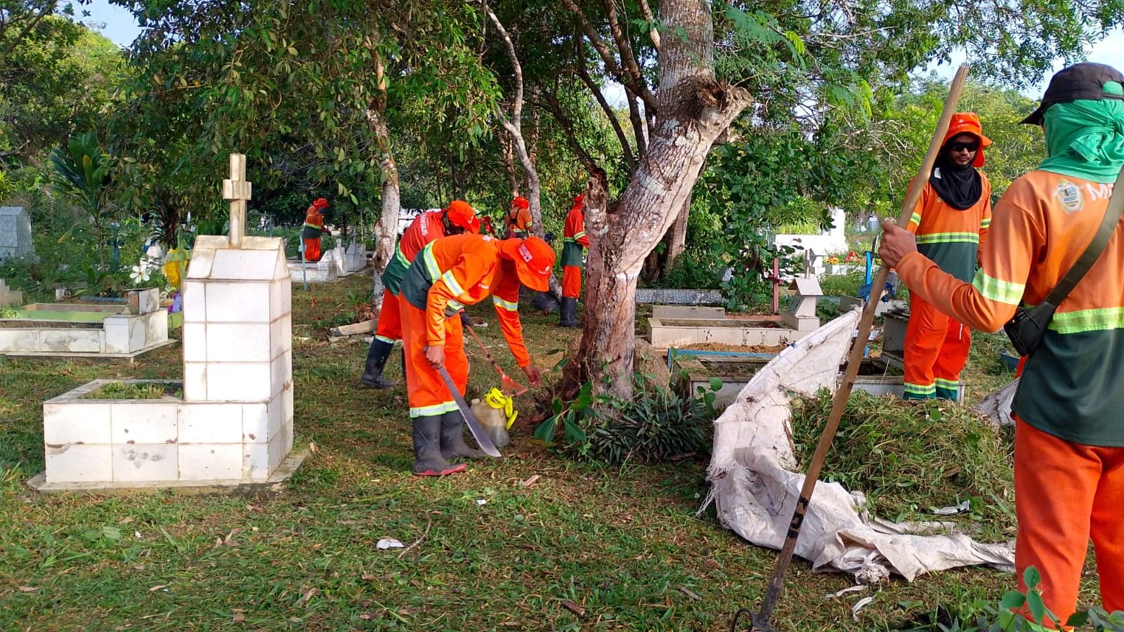 Cemitérios de Manaus passam por limpeza para o Dia dos Pais