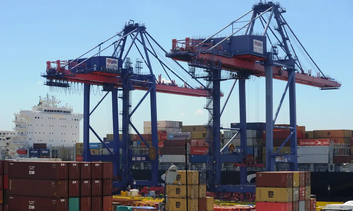 Exportações brasileiras podem ser afetadas por tarifas dos EUA; governo regulamenta Lei de Reciprocidade