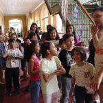 Crianças participam de atividades culturais em centro histórico de Manaus durante o Festival de Férias.
