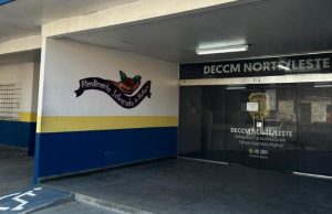 Foto: DivuViatura da Polícia Civil em frente à DECCM Norte/Leste, responsável por prender homem que agrediu ex-companheira grávida