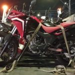 Fiscalização do Detran-AM remove motocicleta sem placa durante operação em Manaus