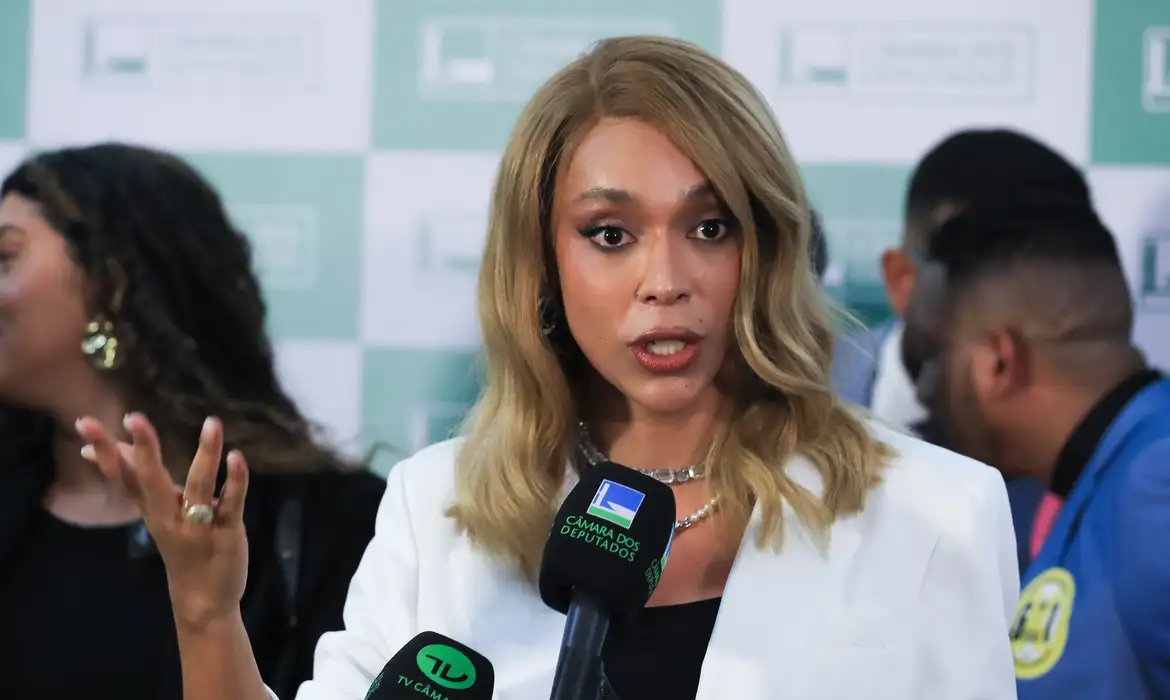 Deputada Erika Hilton pede bloqueio de bens de Eduardo Bolsonaro ao STF