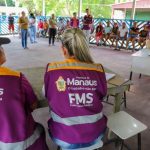 Famílias ribeirinhas recebem cestas básicas da Prefeitura de Manaus durante cheia do rio Negro