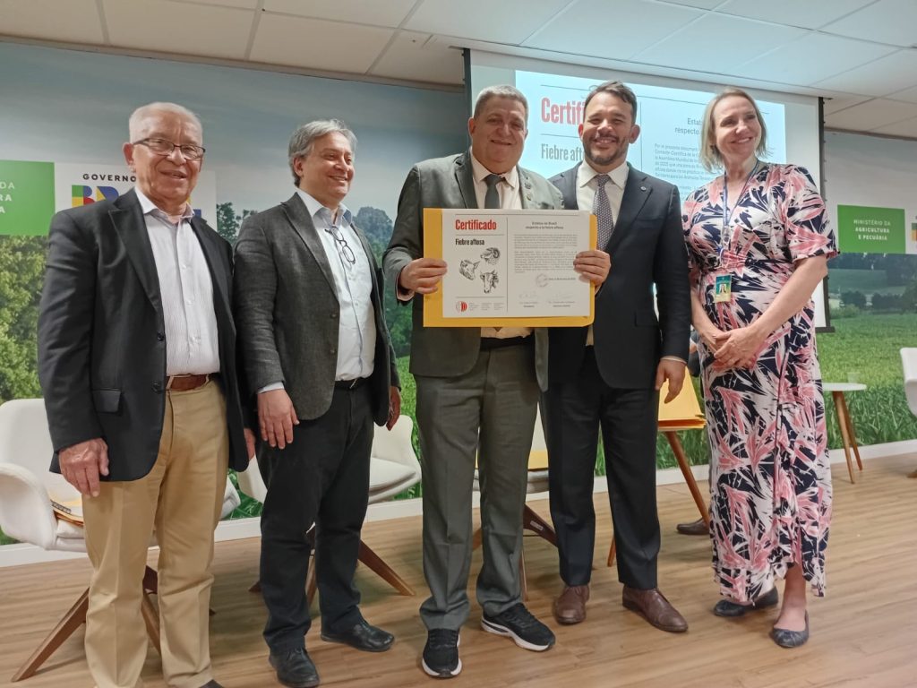 Diretor da Adaf recebe certificado de área livre de febre aftosa sem vacinação do Mapa