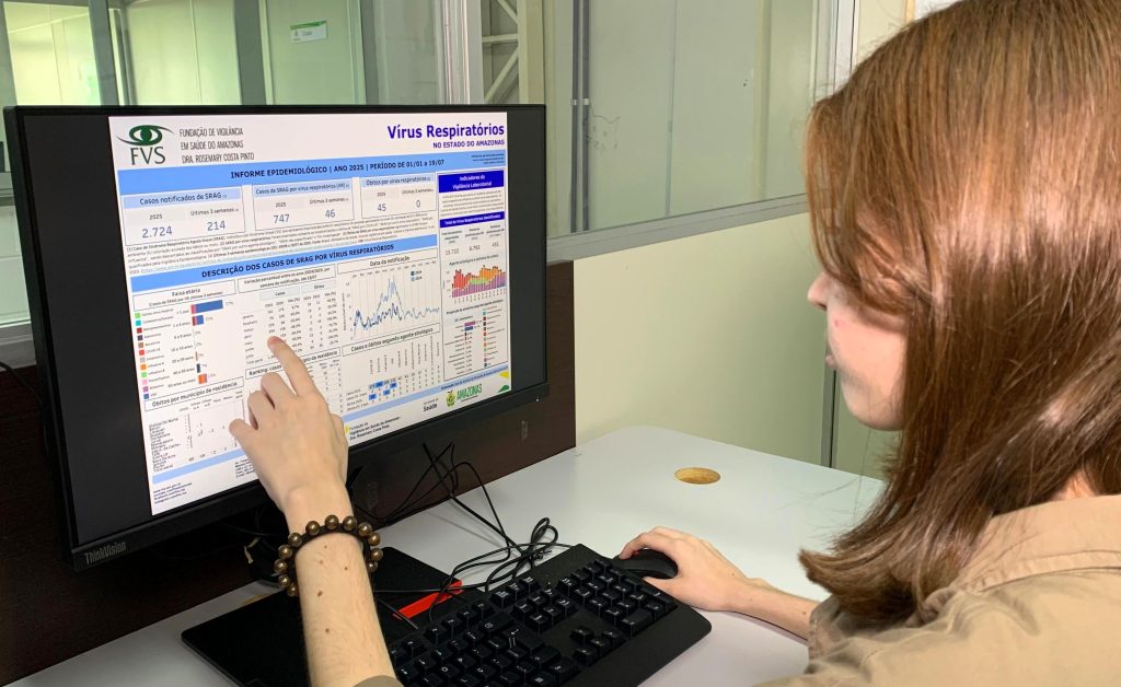 Profissionais de saúde atendem paciente com sintomas respiratórios em unidade do Amazonas