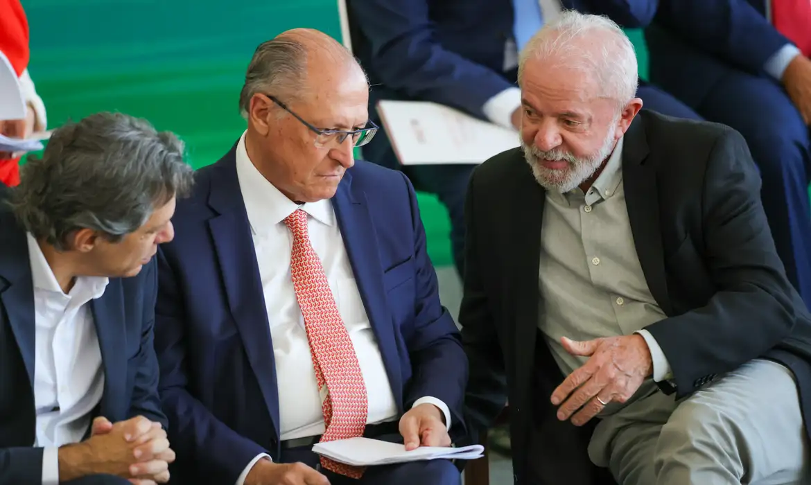 Governo brasileiro reage a tarifa de 50% imposta por Trump