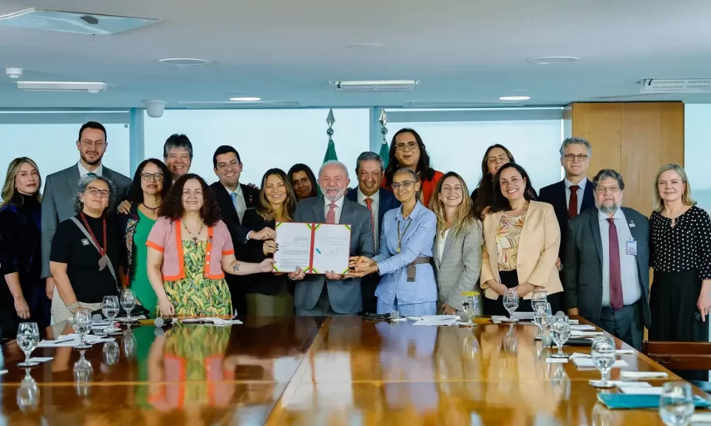 Presidente Lula sanciona lei que proíbe testes com animais em cerimônia no Palácio do Planalto