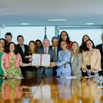 Presidente Lula sanciona lei que proíbe testes com animais em cerimônia no Palácio do Planalto