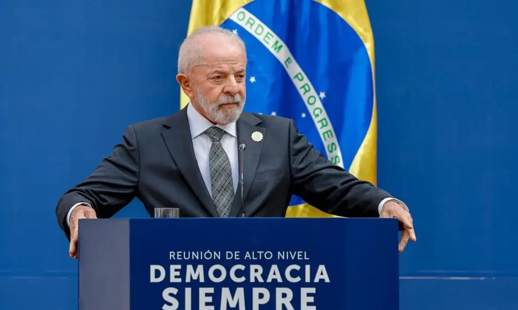 Presidente Lula discursando em reunião internacional sobre defesa da democracia no Chile