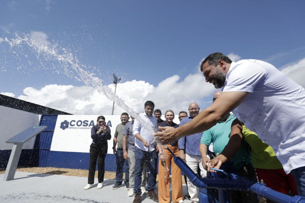 Governador Wilson Lima durante inauguração de poço e reservatório de água em Manaquiri