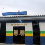 Policiais cumprindo mandado de prisão contra professor acusado de abuso sexual