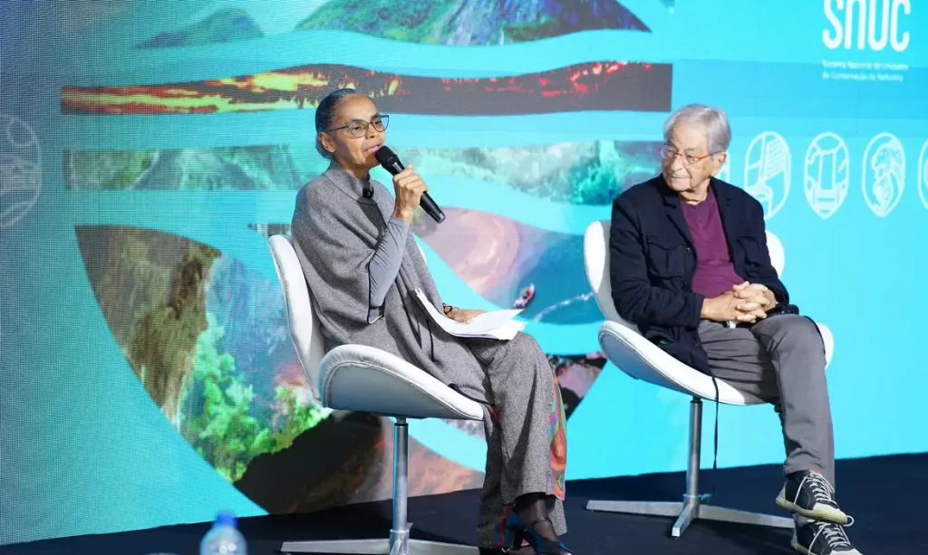Ministra Marina Silva durante discurso sobre licenciamento ambiental no Rio de Janeiro
