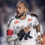 Neymar comemora gol na Vila Belmiro durante vitória do Santos sobre o Flamengo pelo Brasileirão