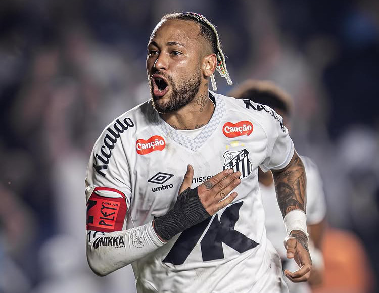 Neymar comemora gol na Vila Belmiro durante vitória do Santos sobre o Flamengo pelo Brasileirão