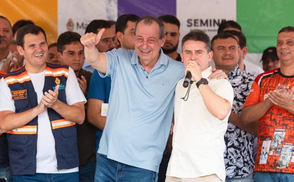 Omar Aziz e David Almeida durante assinatura da ordem de serviço no conjunto Galiléia I, zona Norte de Manaus