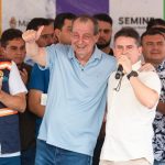 Omar Aziz e David Almeida durante assinatura da ordem de serviço no conjunto Galiléia I, zona Norte de Manaus