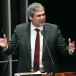 Deputados federais em plenário reagem à taxação imposta pelos EUA às exportações do Brasil