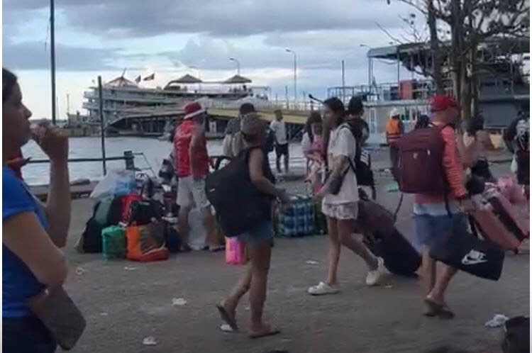 Passageiros enfrentam confusão no Porto de Parintins à espera de lanchas para Manaus