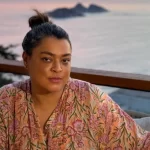 Preta Gil sorrindo em apresentação; corpo será velado no Rio de Janeiro