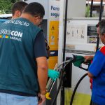 Frentista abastece carro em posto de gasolina de Manaus com preço de R$ 7,08 o litro