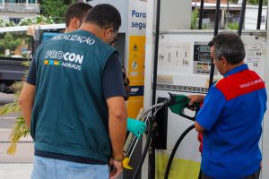 Frentista abastece carro em posto de gasolina de Manaus com preço de R$ 7,08 o litro