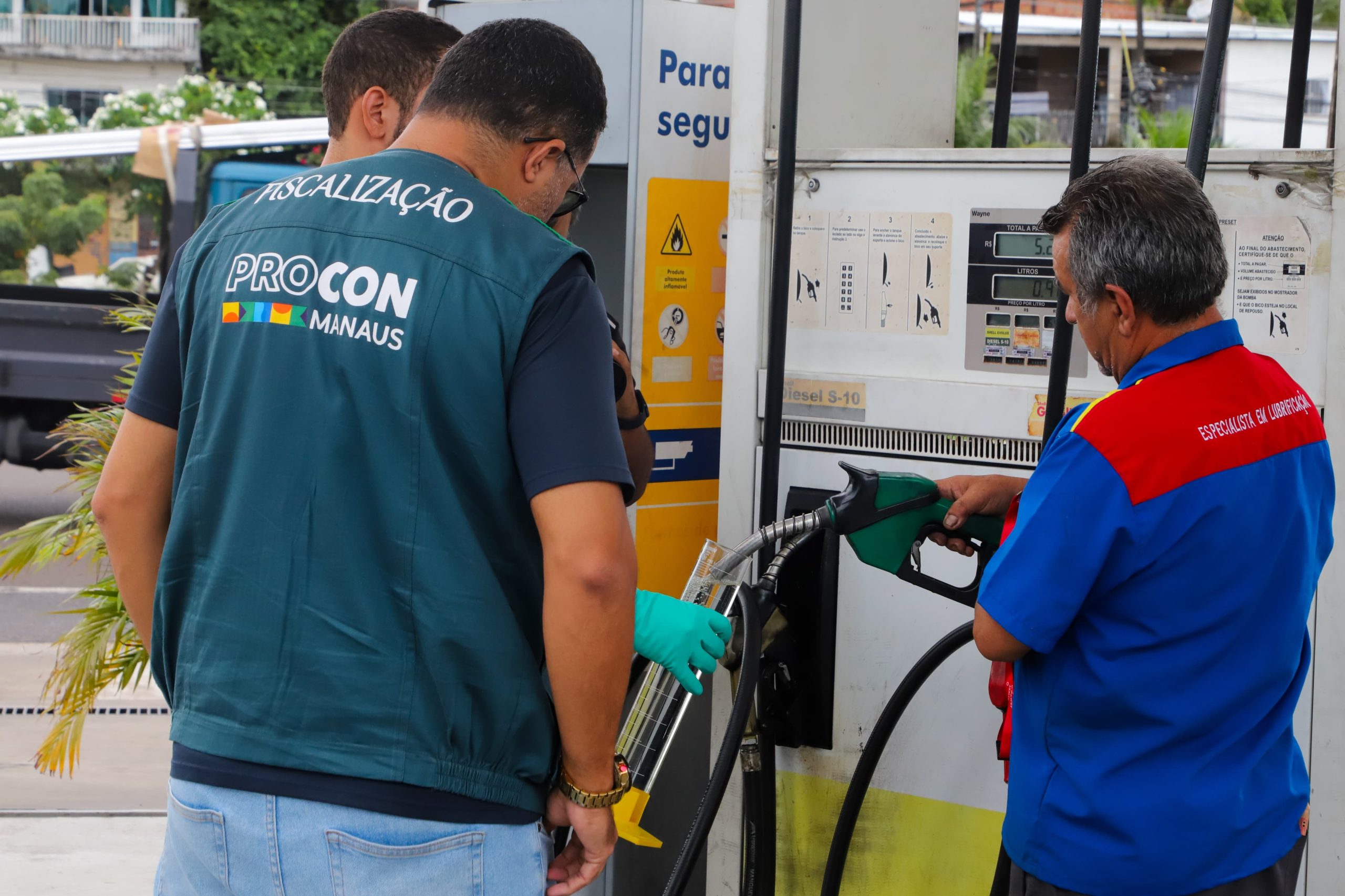 Frentista abastece carro em posto de gasolina de Manaus com preço de R$ 7,08 o litro