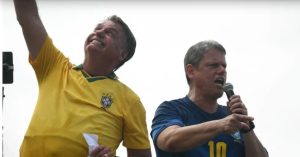 Bolsonaro e Tarcísio de Freitas discursam em manifestação