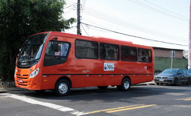 Micro-ônibus adaptado entregue pela Prefeitura de Manaus para o programa TransPorta