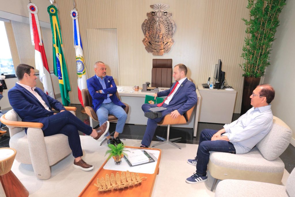 Renato Junior durante visita institucional ao TJ-AM com equipe da Prefeitura de Manaus