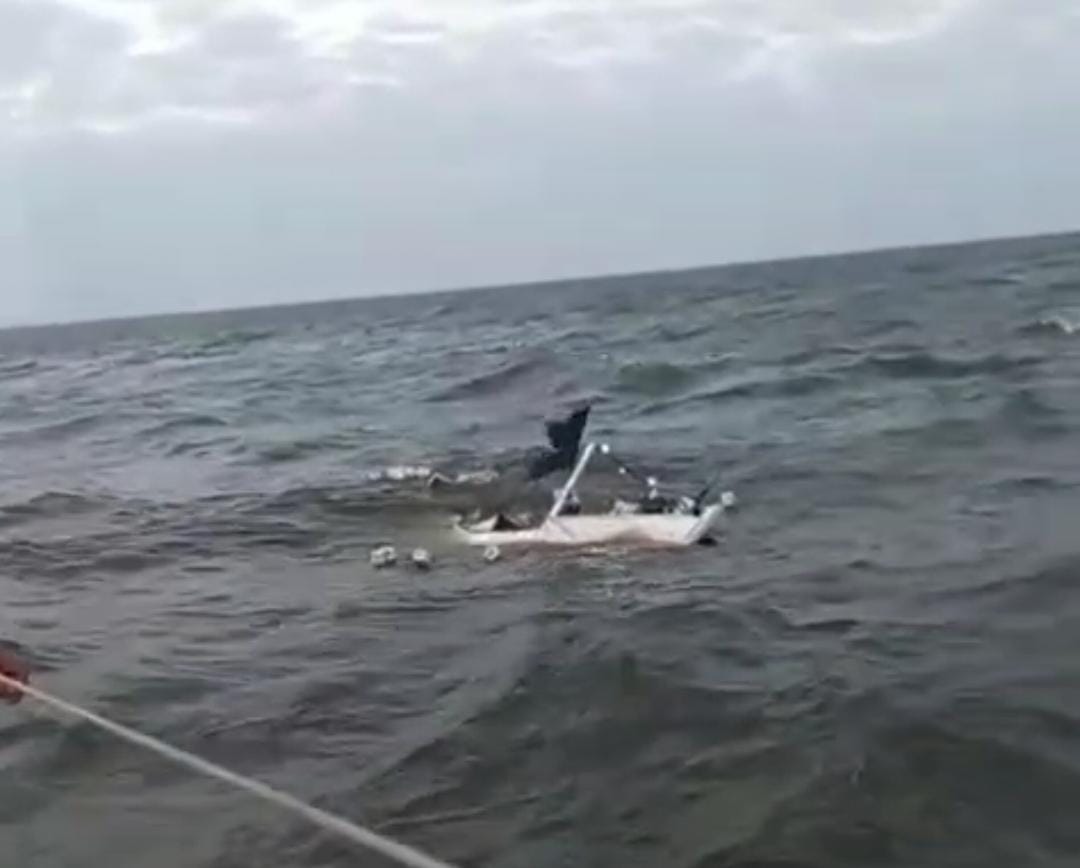 Pescadores naufragam com barco lotado de peixes