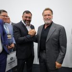 Wilson Lima e Arnold Schwarzenegger participam de painel sobre clima e florestas durante evento da GCF em São Paulo