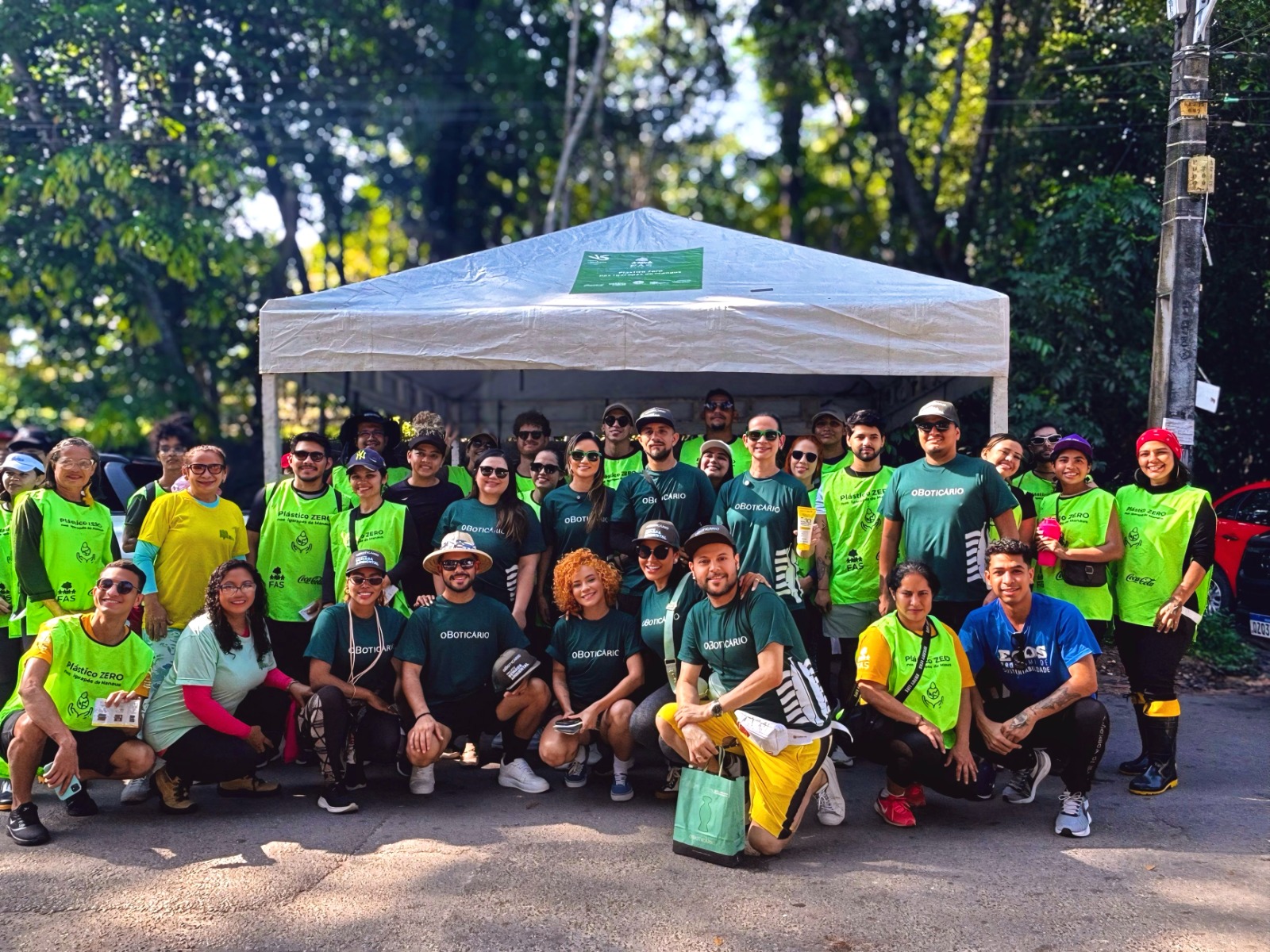 Remada Ambiental do Boticário retira 1,5 tonelada de lixo da foz do Igarapé do Gigante