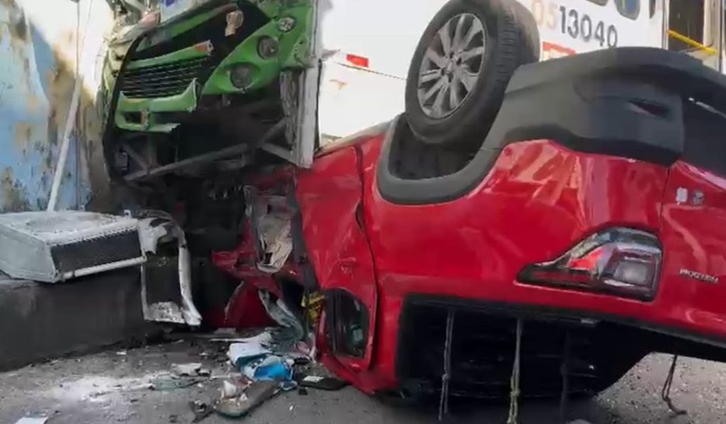 Ônibus da linha 223 colide com carro no bairro Lírio do Vale, em Manaus