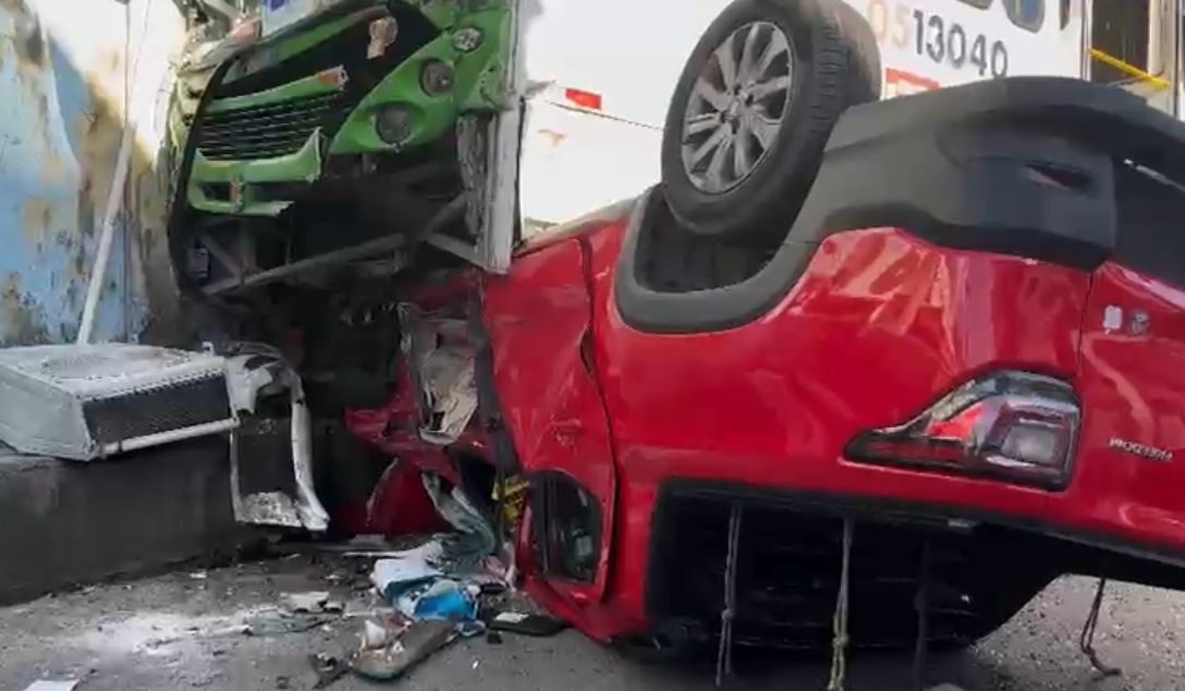 Carro fica preso sob ônibus em acidente na Zona Oeste de Manaus