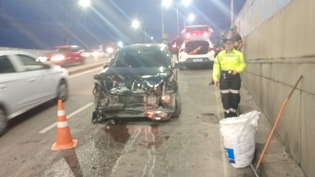 Carro colidido com micro-ônibus na avenida Autaz Mirim, zona leste de Manaus