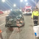 Carro colidido com micro-ônibus na avenida Autaz Mirim, zona leste de Manaus