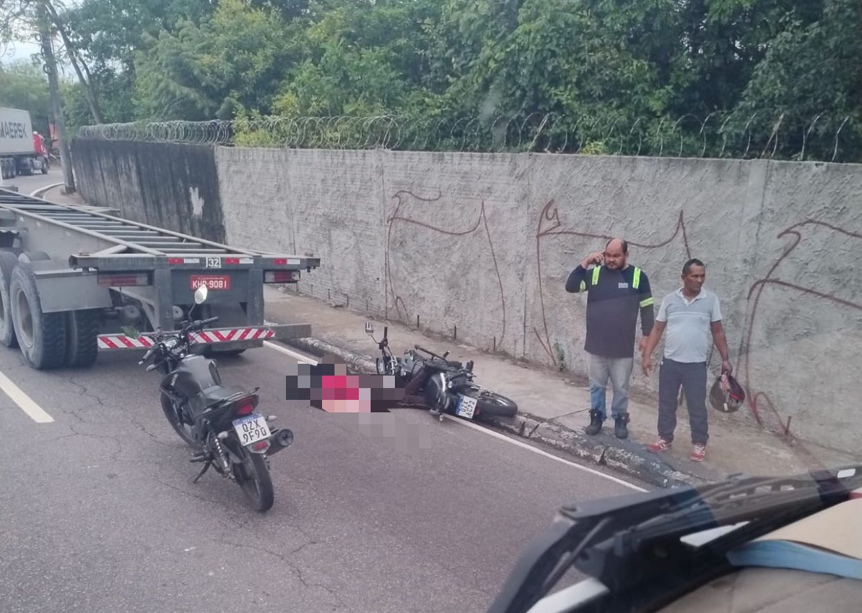 VÍDEO: Motociclista morre após colisão com carreta em avenida de Manaus